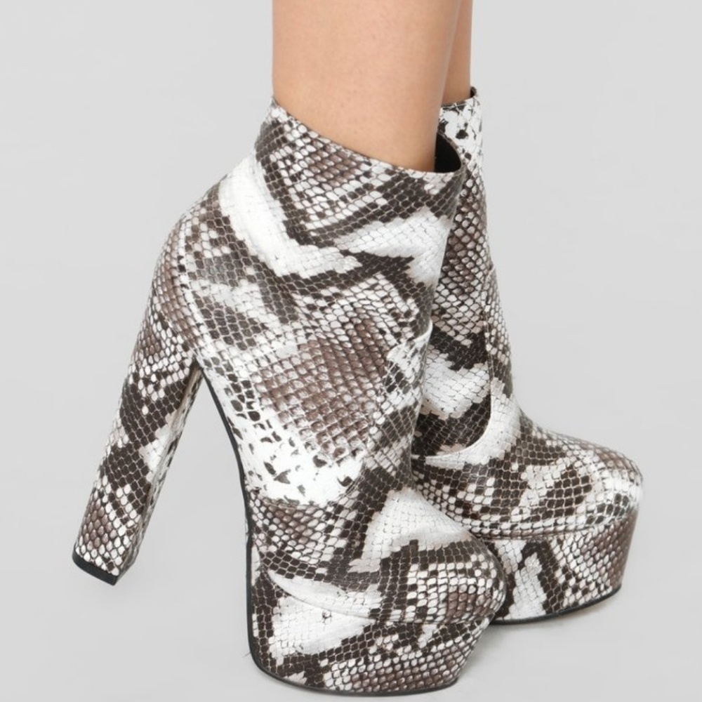 🐍SNAKE PRINT HEELED BOOT😍🤤
